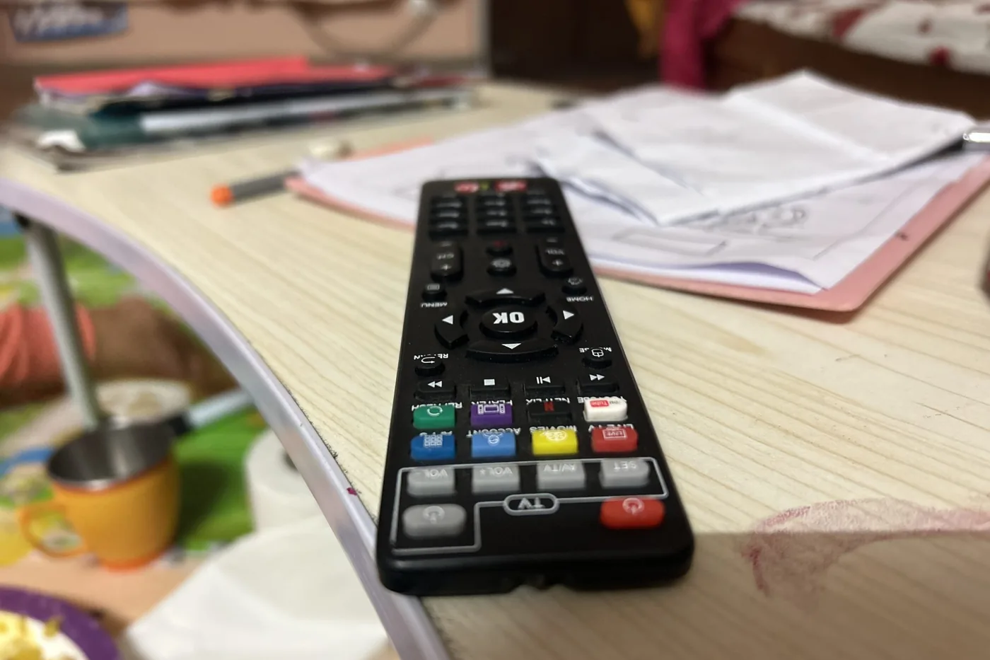 Masa üzerinde televizyon kumandası