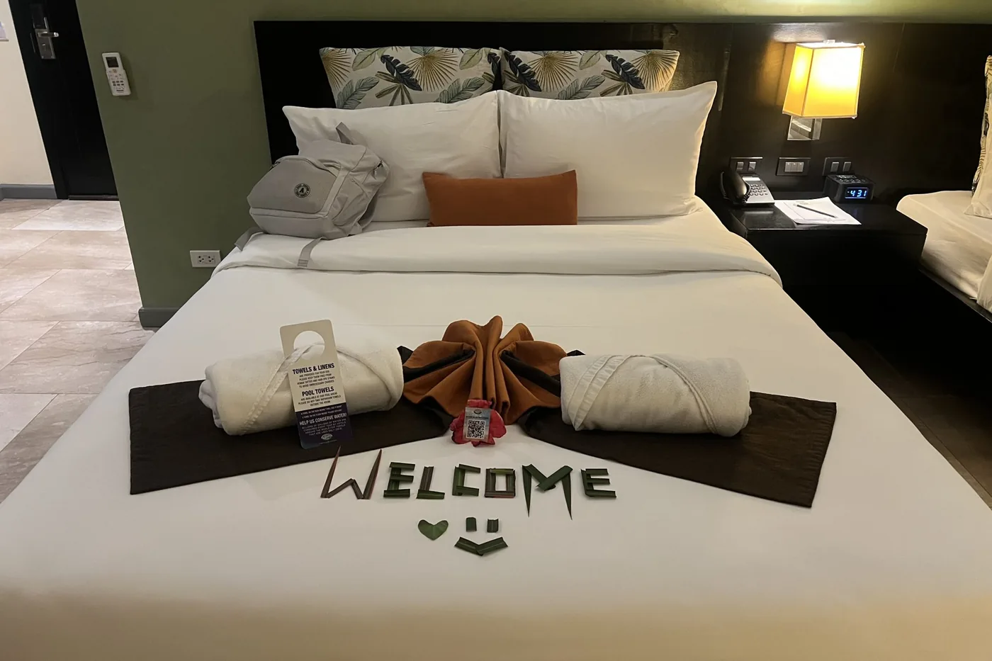 Karşılama düzenlemesi yapılmış otel yatağı ve yastıklar
