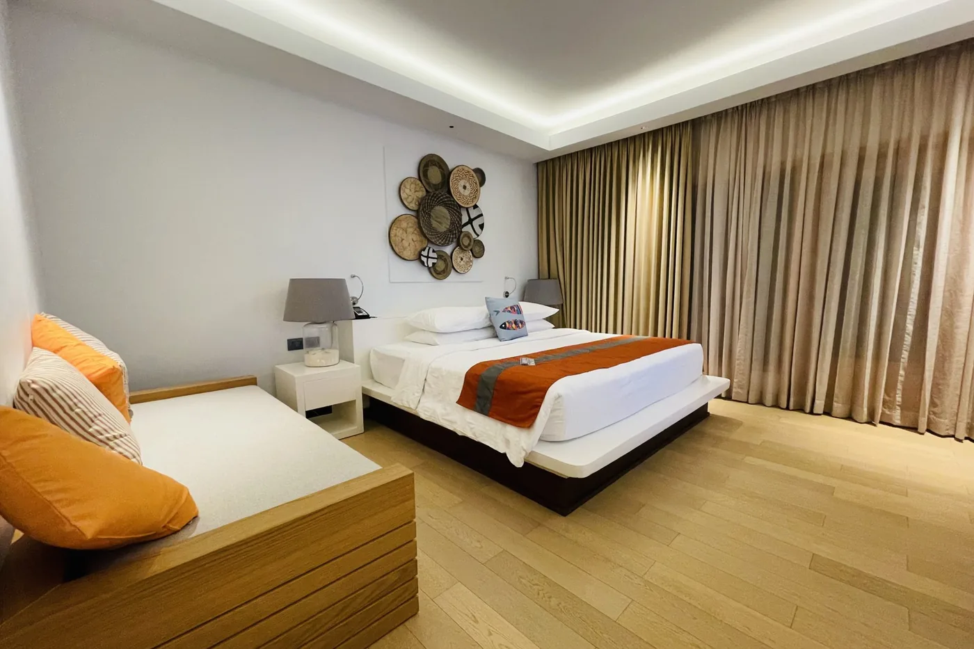 Beyaz nevresimli yatağı olan modern otel odası