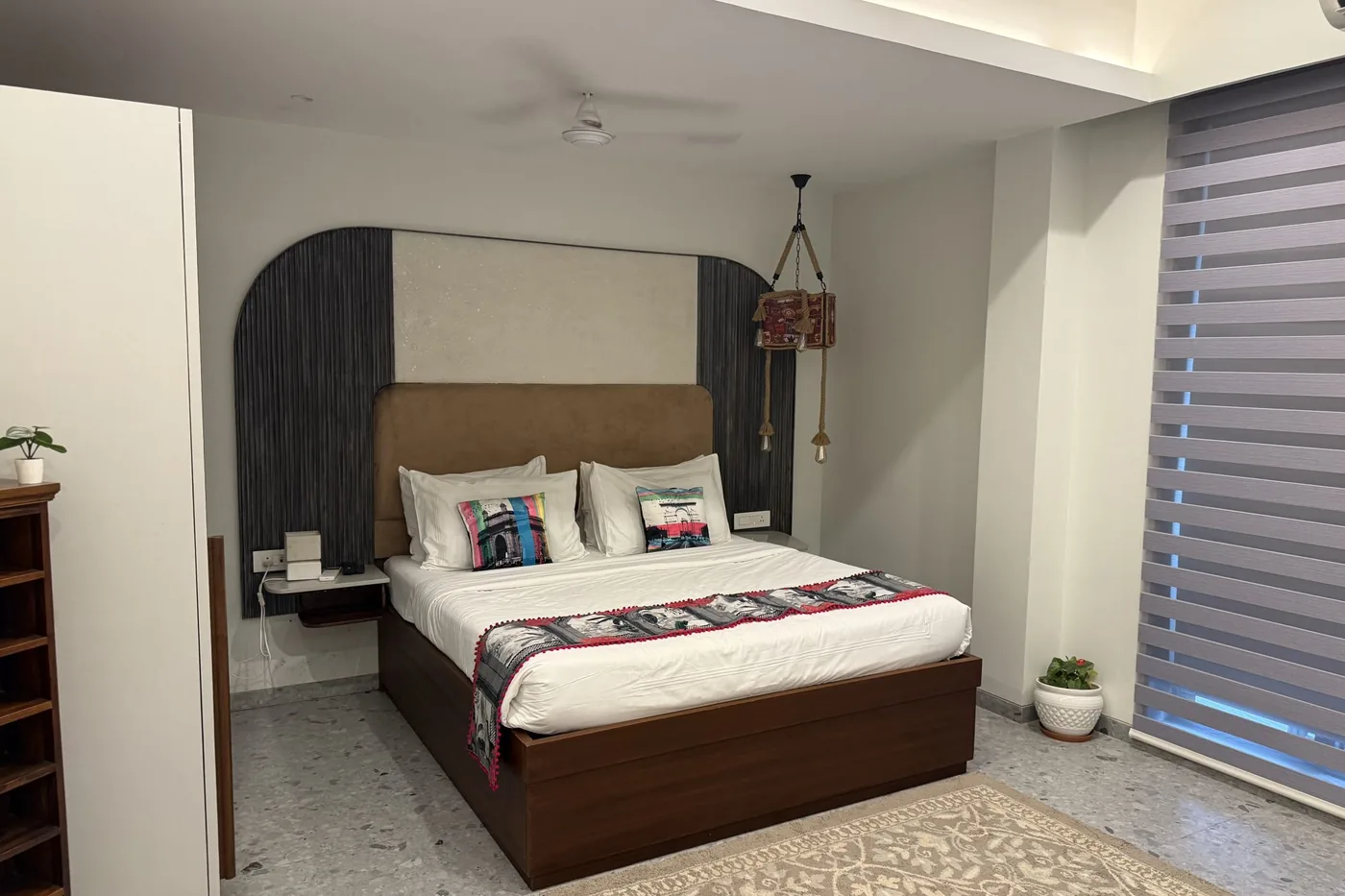 Desenli yastıklarla hazırlanmış otel odası
